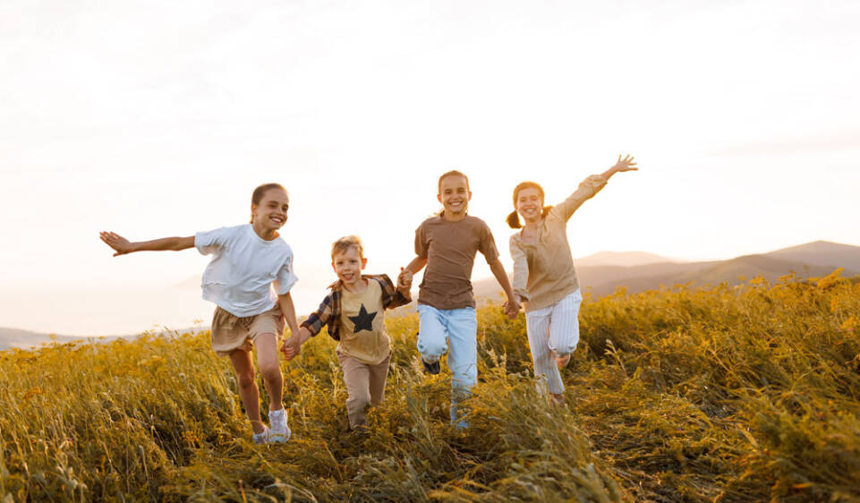 Kinder, Lebendigkeit. dein Kind mit Bewegungsübungen der Evolutionspädagogik® unterstützen