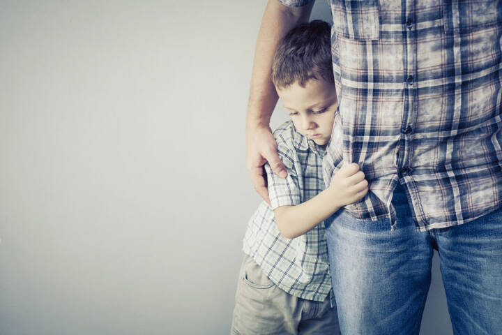Junge mit Vater, Erlebnissicherheit, Schüchtern sein